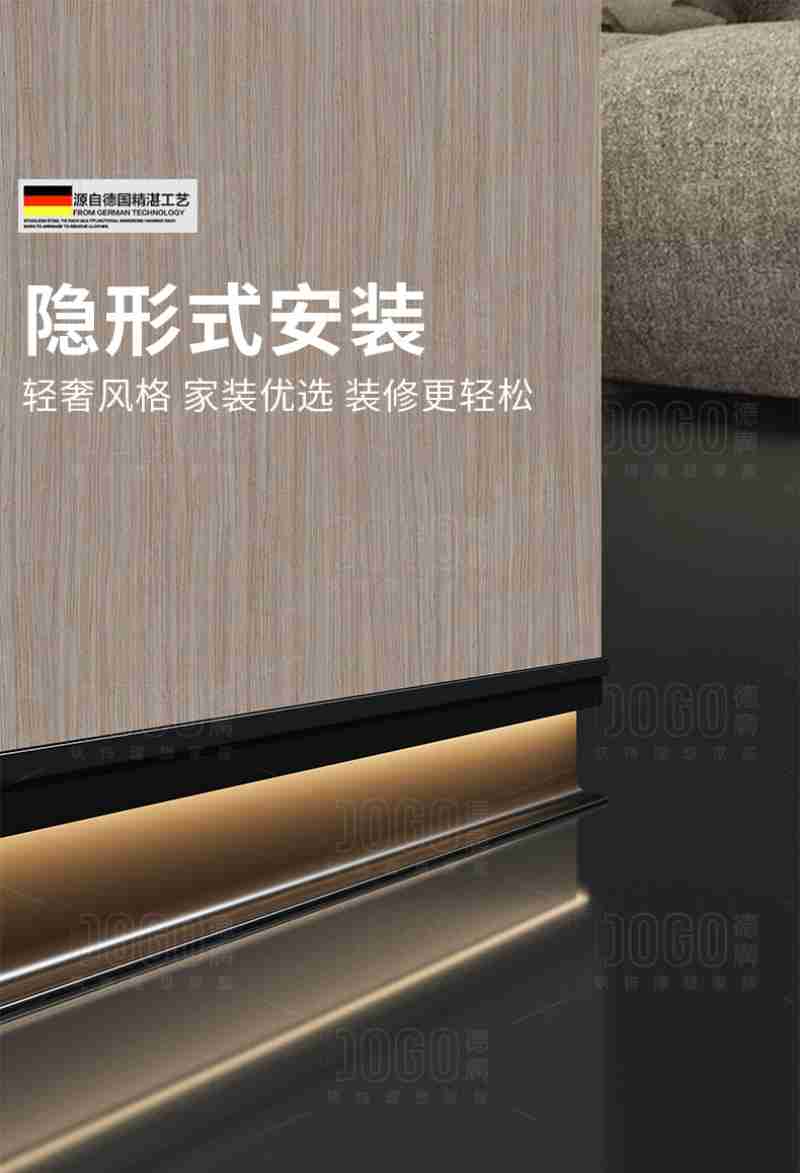 游客在若羌县楼兰博物馆文创区选购文创产品 (央广网发 若羌县融媒体中心供图)